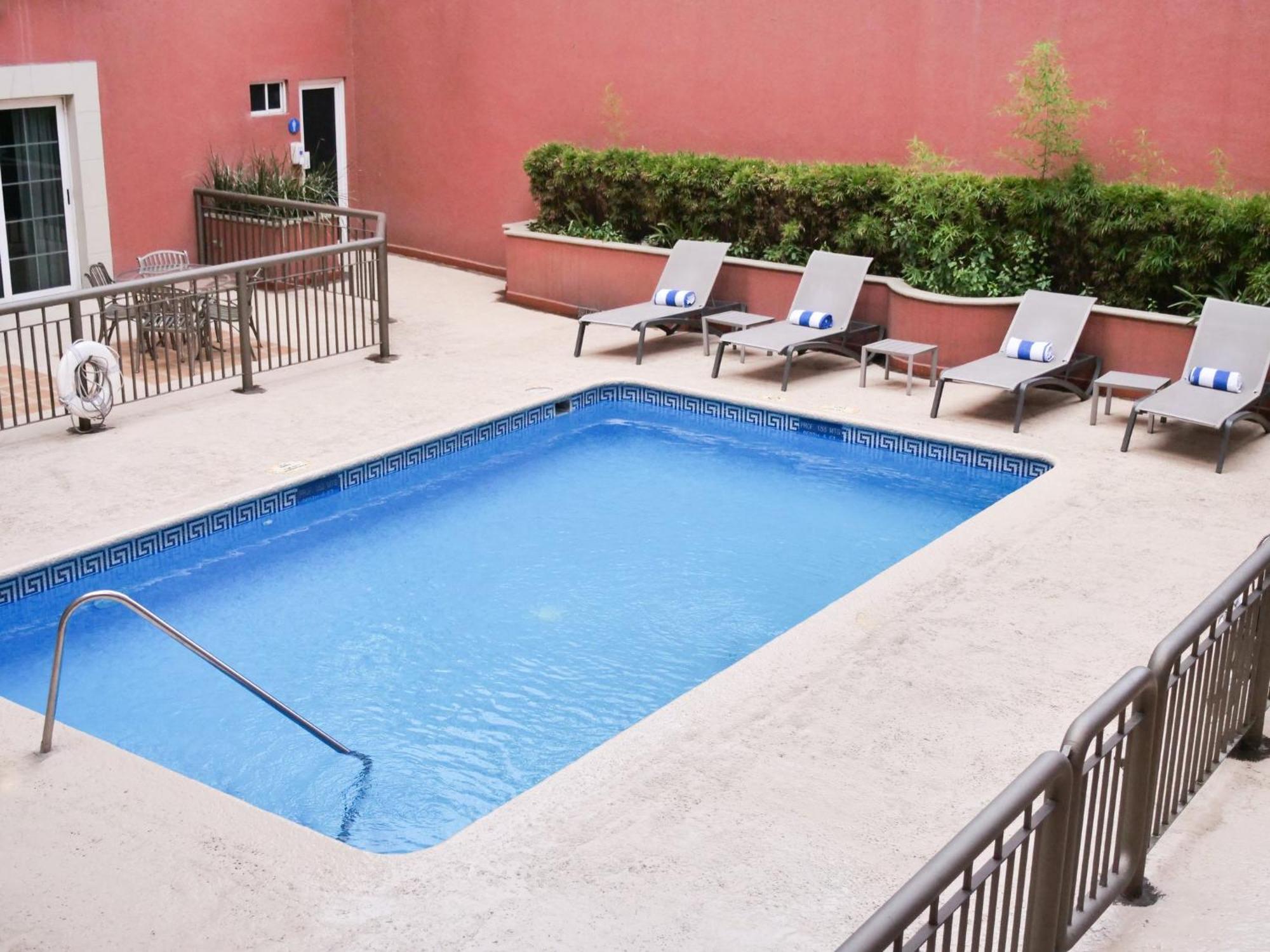 Holiday Inn Express Monterrey Galerias-San Jeronimo By Ihg Exterior photo
